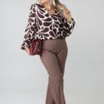elegancka-bluzka-z-bufiastymi-rekawami-plus-size-we-wzory-bezowo-czekoladowe (5)