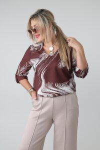 Elegancka wzorzysta bluzka damska plus size z rękawem 3/4 i dekoltem w serek – wizytowa bluzka XXL dla puszystych 44-54