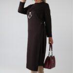 elegancka-sukienka-damska-plus-size-dluga-z-wiazaniem-w-talii-czekoladowa (4)