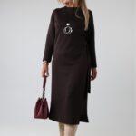 elegancka-sukienka-damska-plus-size-dluga-z-wiazaniem-w-talii-czekoladowa (6)