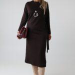 elegancka-sukienka-damska-plus-size-dluga-z-wiazaniem-w-talii-czekoladowa (7)