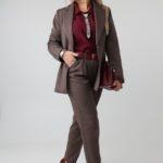 elegancki-garnitur-damski-plus-size-brazowy (4)