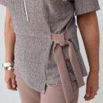 elegancki-komplet-plus-size-blyszczaca-bluzka-proste-spodnie-bezowo-zloty (3)