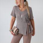 elegancki-komplet-plus-size-blyszczaca-bluzka-proste-spodnie-bezowo-zloty (7)
