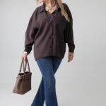 gladka-koszula-damska-plus-size-z-kieszonka-brazowa (4)