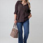 gladka-koszula-damska-plus-size-z-kieszonka-brazowa (6)