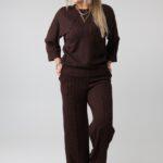 komplet-dzianinowy-plus-size-prazkowany-czekoladowy (1)
