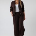 komplet-elegancki-damski-dresowy-plus-size-prazkowany-czekoladowy (5)