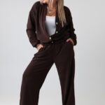 komplet-elegancki-damski-dresowy-plus-size-prazkowany-czekoladowy (6)