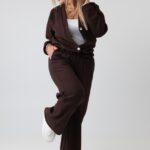 komplet-elegancki-damski-dresowy-plus-size-prazkowany-czekoladowy (7)