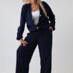 komplet-elegancki-damski-dresowy-plus-size-prazkowany-granatowy (4)