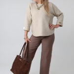 sweter-damski-plus-size-bezowy-z-podwinietym-rekawem (6)