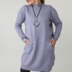 Dłuższy sweter tunika plus size z półgolfem i kieszeniami – luźny elegancki sweter damski XXL dla puszystych kobiet