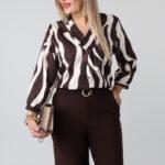 wizytowa-damska-bluzka-plus-size-z-ozdobnym-dekoltem-brazowo-bezowa (6)