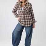 Koszula w kratę damska plus size z cyrkoniami brązowo-beżowa (4)