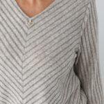 bluzka-damska-plus-size-sweterkowa-z-dekoltem-w-serek-bezowa (3)