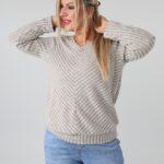 Prążkowany sweter damski plus size z dekoltem w serek, długim rękawem i ozdobną aplikacją – sweter XXL dla puszystych 44-52