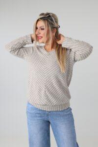 Prążkowany sweter damski plus size z dekoltem w serek, długim rękawem i ozdobną aplikacją – sweter XXL dla puszystych 44-52