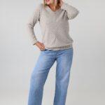 bluzka-damska-plus-size-sweterkowa-z-dekoltem-w-serek-bezowa (5)