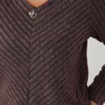 bluzka-damska-plus-size-sweterkowa-z-dekoltem-w-serek-brazowa (3)