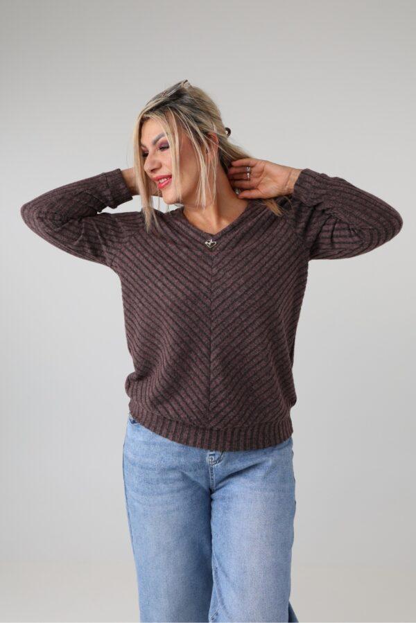 Prążkowany sweter damski plus size z dekoltem w serek, długim rękawem i ozdobną aplikacją – sweter XXL dla puszystych 44-52