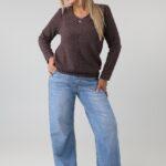 bluzka-damska-plus-size-sweterkowa-z-dekoltem-w-serek-brazowa (5)