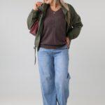 bluzka-damska-plus-size-sweterkowa-z-dekoltem-w-serek-brazowa (6)