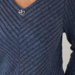 bluzka-damska-plus-size-sweterkowa-z-dekoltem-w-serek-niebieska (3)