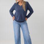 bluzka-damska-plus-size-sweterkowa-z-dekoltem-w-serek-niebieska (5)