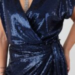 blyszczaca-sukienka-plus-size-kopertowa-granatowa (3)