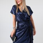 blyszczaca-sukienka-plus-size-kopertowa-granatowa (5)