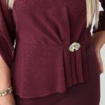 bordowa-sukienka-olowkowa-plus-size-z-falbanka (3)