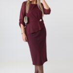 bordowa-sukienka-olowkowa-plus-size-z-falbanka (5)