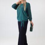 elegancka-bluzka-damska-plus-size-z-polyskiem-i-wiazaniem-butelkowa-zielen (6)