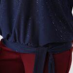elegancka-bluzka-damska-plus-size-z-polyskiem-i-wiazaniem-granatowa (3)