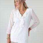 Elegancka plisowana bluzka damska plus size z żabotem, dekoltem w serek i szyfonowym rękawem 3/4 – bluzka XXL dla puszystych 44-52