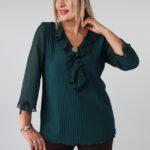 Elegancka plisowana bluzka damska plus size z żabotem, dekoltem w serek i szyfonowym rękawem 3/4 – bluzka XXL dla puszystych 44-52