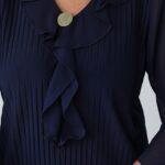 elegancka-bluzka-damska-plus-size-z-zabotem-plisowana-granatowa (3)