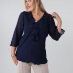 Elegancka plisowana bluzka damska plus size z żabotem, dekoltem w serek i szyfonowym rękawem 3/4 – bluzka XXL dla puszystych 44-52