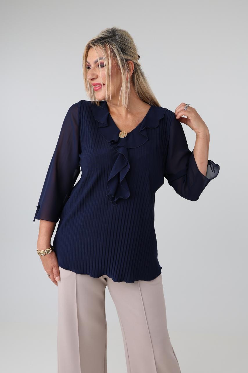 Elegancka plisowana bluzka damska plus size z żabotem, dekoltem w serek i szyfonowym rękawem 3/4 – bluzka XXL dla puszystych 44-52