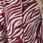 elegancka-koszula-damska-plus-size-we-wzory-z-dlugim-rekawem-bordowo-bezowa (3)