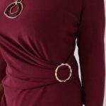 elegancka-sukienka-damska-plus-size-z-marszczeniem-i-ozdobna-klamra-bordowa (3)