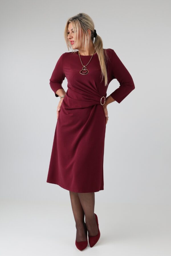 Elegancka sukienka damska plus size z marszczeniem w talii, ozdobną klamrą i rękawem 3/4 – sukienka wizytowa XXL dla puszystych kobiet 44-52