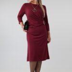 elegancka-sukienka-damska-plus-size-z-marszczeniem-i-ozdobna-klamra-bordowa (6)