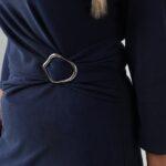 elegancka-sukienka-damska-plus-size-z-marszczeniem-i-ozdobna-klamra-granatowa (3)