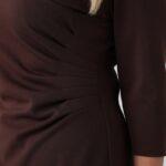 elegancka-sukienka-olowkowa-plus-size-z-marszczeniem-brazowa (3)