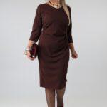 elegancka-sukienka-olowkowa-plus-size-z-marszczeniem-brazowa (4)