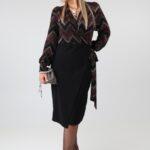 Elegancka sukienka damska plus size z błyszczącą górą, kopertowym dekoltem i ozdobnym wiązaniem – wizytowa sukienka midi XXL 44-52