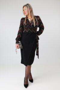 Elegancka sukienka damska plus size z błyszczącą górą, kopertowym dekoltem i ozdobnym wiązaniem – wizytowa sukienka midi XXL 44-52