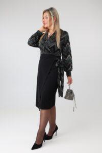 Elegancka sukienka damska plus size z błyszczącą górą, kopertowym dekoltem i ozdobnym wiązaniem – wizytowa sukienka midi XXL 44-52